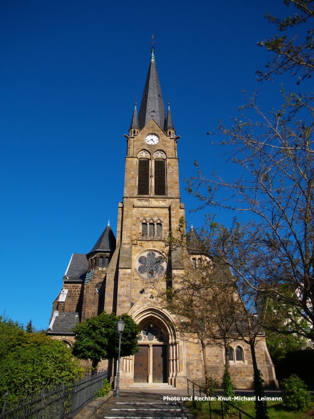 kirche frontal im frühling mit copyright